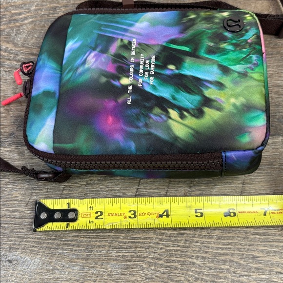 lululemon crissbody bag Everywhere Crossbody 2L Metal Hardware 5 cm x 19 cm (4 Multi-Pocket Crossbody Bag 2.5L |